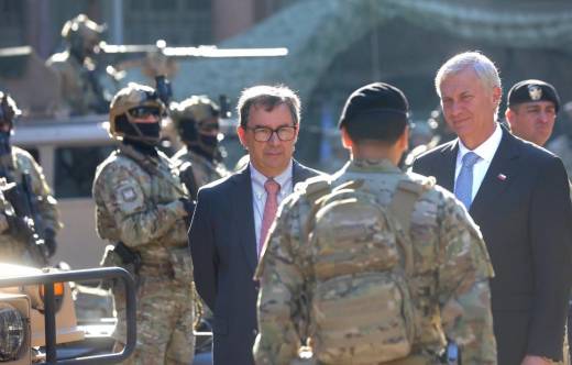 Presidente Jos� Antonio Kast junto al Ministro de Defensa Fernando Barros. 