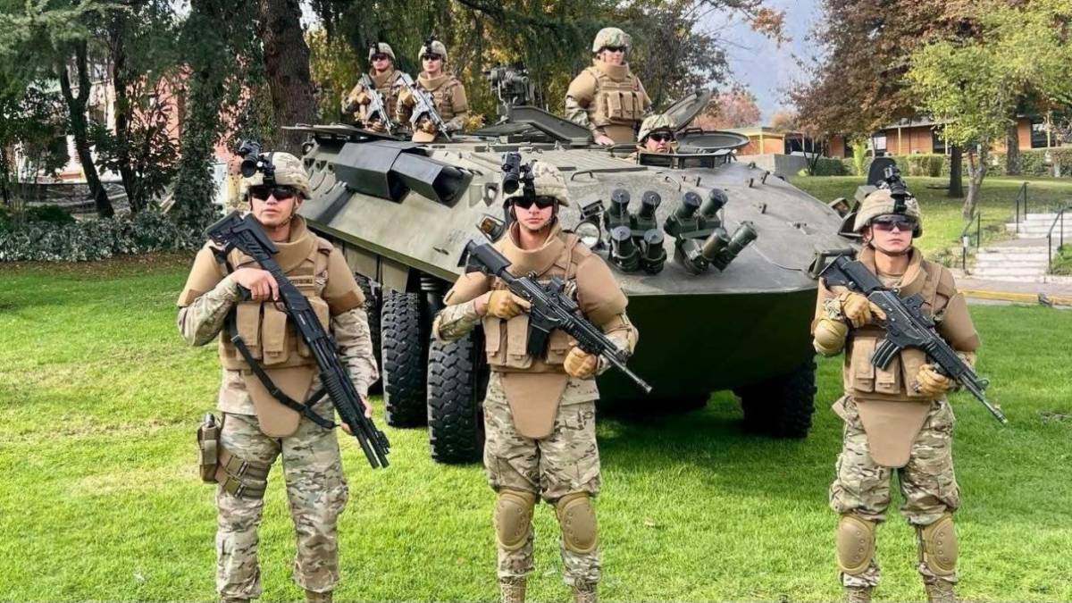 Soldados del Ejército de Chile sosteniendo la nueva escopeta Armstar 503 S. Soldados del Ejército de Chile sosteniendo la nueva escopeta Armstar 503 S.