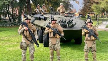 Soldados del Ej�rcito de Chile sosteniendo la nueva escopeta Armstar 503 S. 