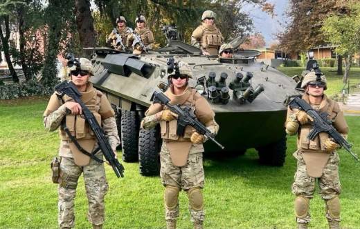 Soldados del Ej�rcito de Chile sosteniendo la nueva escopeta Armstar 503 S. 