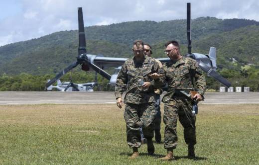 El general  (USMC)  Donovan, comandante del SOUTHCOM, y el coronel (USMC)  Ryan Lynch, comandante de la 24th MEU, en la Estaci�n Naval Roosvelt Roads, en Puerto Rico. (Foto USMC)