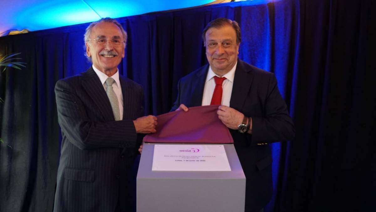 De izquierda a derecha Luis Furnells presidente ejecutivo de Grupo Oes�a y  Jos� Mar�a Rodr�guez Coso Embajador de Espa�a en B�lgica en el acto de inauguraci�n.