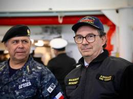 Comandante en jefe de la Armada almirante Fernando Cabrera junto al Ministro de Defensa Fernando Barros durante el recorrido en el Rompehielos AGB-46  Almirante Viel.