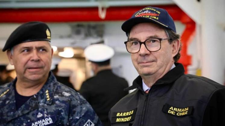 Comandante en jefe de la Armada almirante Fernando Cabrera junto al Ministro de Defensa Fernando Barros durante el recorrido en el Rompehielos AGB-46  Almirante Viel.