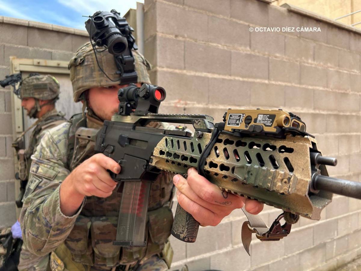 Los combatientes de algunas unidades del Ej�rcito de Tierra ya operan con el novedoso conjunto l�ser LP5X acoplado a sus fusiles de asalto. (Octavio D�ez C�mara)