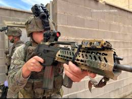 Los combatientes de algunas unidades del Ej�rcito de Tierra ya operan con el novedoso conjunto l�ser LP5X acoplado a sus fusiles de asalto. (Octavio D�ez C�mara)