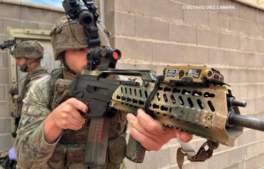 Los combatientes de algunas unidades del Ej�rcito de Tierra ya operan con el novedoso conjunto l�ser LP5X acoplado a sus fusiles de asalto. (Octavio D�ez C�mara)