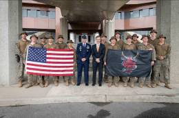 El general Dan "Razin" Caine y el encargado de Negocios en la Embajada John M. Barrett junto a los integrantes de la Unidad de Aumento de Seguridad de Marines. (Cr�ditos: The Joint Staff)           