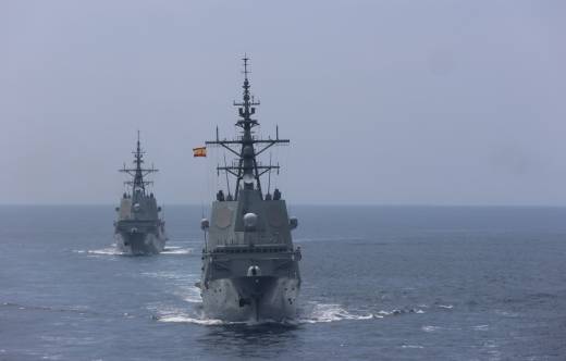 Las dos fragatas de la Armada del tipo F-100 presentes en la Parada Naval, navegando en l�nea en la r�a de Vigo.