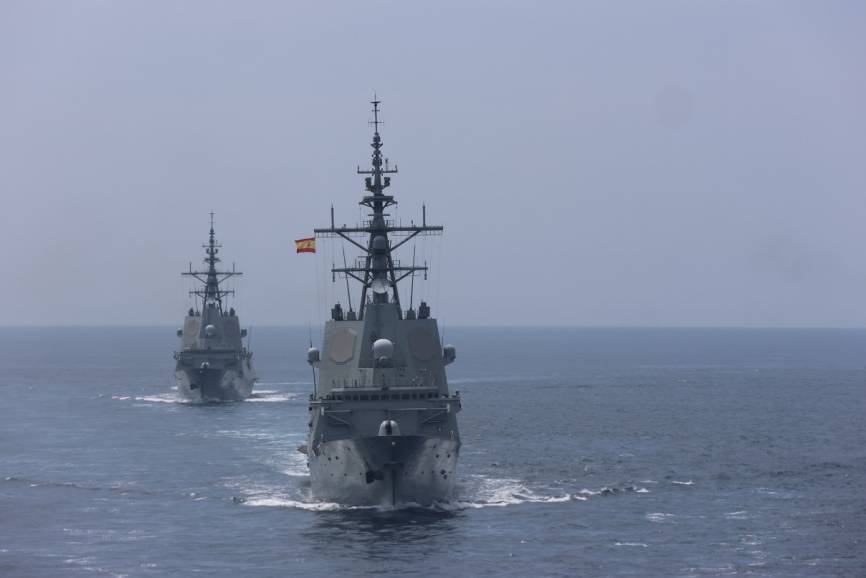 Las dos fragatas de la Armada del tipo F-100 presentes en la Parada Naval, navegando en línea en la ría de Vigo.