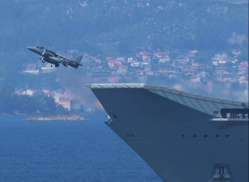 Uno de los “Harrier” II embarcados en el LHD “Juan Carlos I” despegando del navío, ayudado por la rampa “sky-jump” con la que cuenta.