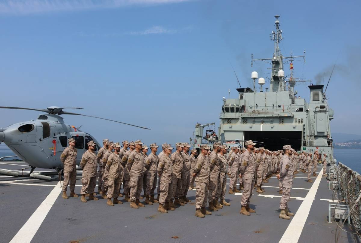 Infantes de Marina del TEAR formados en la cubierta del “Castilla”; detrás se ven dos helicópteros H135. Infantes de Marina del TEAR formados en la cubierta del “Castilla”; detrás se ven dos helicópteros H135.