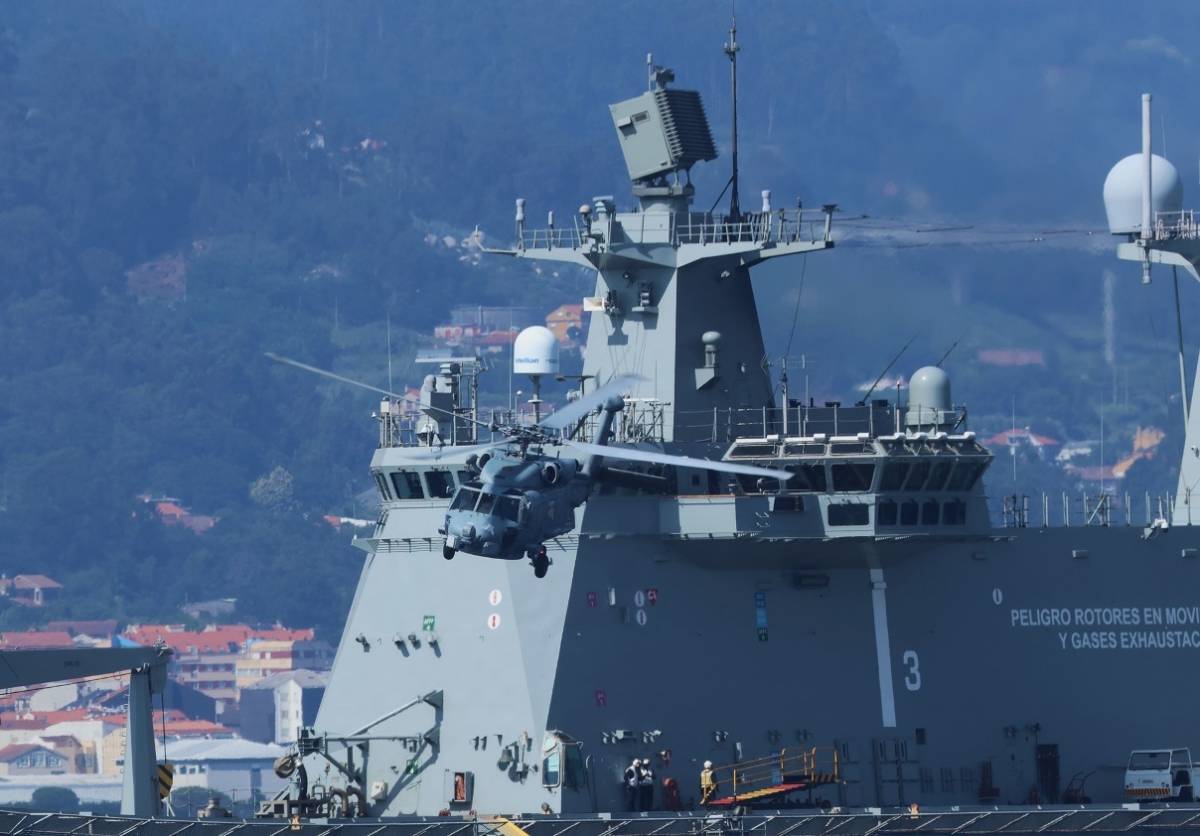 Un helicóptero SH-60B de la Décima Escuadrilla despegando del LHD (Landing Helicopter Dock) “Juan Carlos I”. Un helicóptero SH-60B de la Décima Escuadrilla despegando del LHD (Landing Helicopter Dock) “Juan Carlos I”.