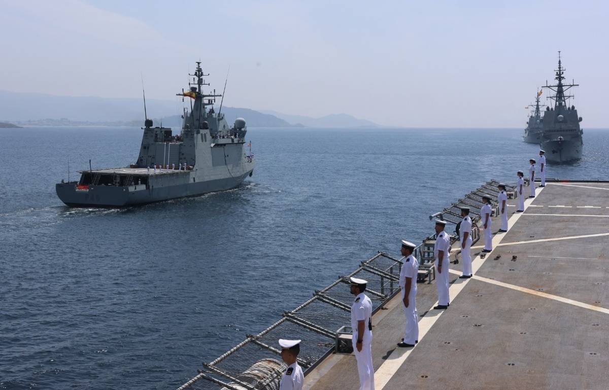 Momento central de la Parada Naval: el “Audaz”, a la izquierda de popa; en primer plano, la cubierta de vuelo del “Castilla” y, al fondo, dos fragatas tipo F-100. Momento central de la Parada Naval: el “Audaz”, a la izquierda de popa; en primer plano, la cubierta de vuelo del “Castilla” y, al fondo, dos fragatas tipo F-100.