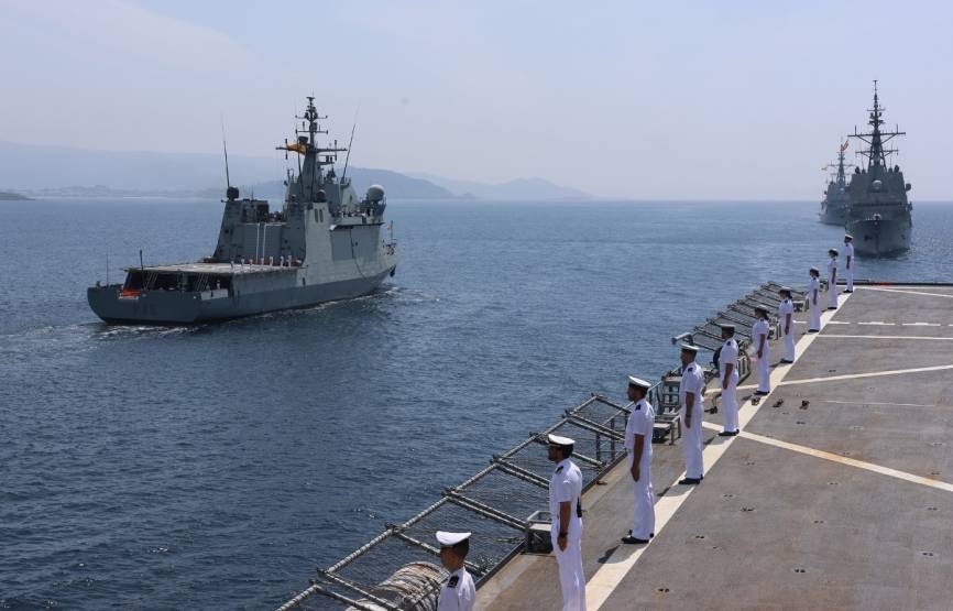 Momento central de la Parada Naval: el “Audaz”, a la izquierda de popa; en primer plano, la cubierta de vuelo del “Castilla” y, al fondo, dos fragatas tipo F-100.