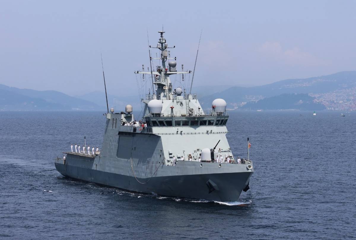 El patrullero �Audaz�, con SM el Rey a bordo durante la Parada Naval.