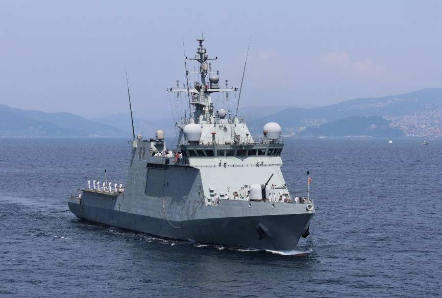 El patrullero “Audaz”, con SM el Rey a bordo durante la Parada Naval.
