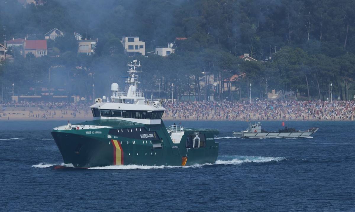 El patrullero de la Guardia Civil “Duque de Ahumada”; al fondo se ve una lancha de desembarco LCM-1E de la Armada. El patrullero de la Guardia Civil “Duque de Ahumada”; al fondo se ve una lancha de desembarco LCM-1E de la Armada.