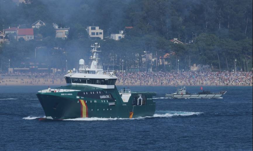 El patrullero de la Guardia Civil “Duque de Ahumada”; al fondo se ve una lancha de desembarco LCM-1E de la Armada.