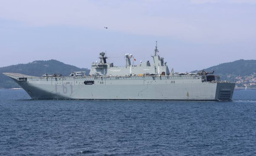 El LHD “Juan Carlos I” en la ría de Vigo el pasado día 29 de mayo, durante la Parada Naval.
