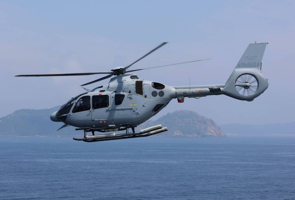 Uno de los helic�pteros H135 de la Duod�cima Escuadrilla; al fondo se ven las islas gallegas C�es.