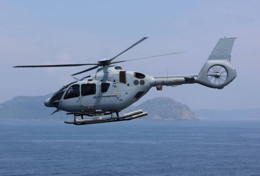 Uno de los helicópteros H135 de la Duodécima Escuadrilla; al fondo se ven las islas gallegas Cíes.