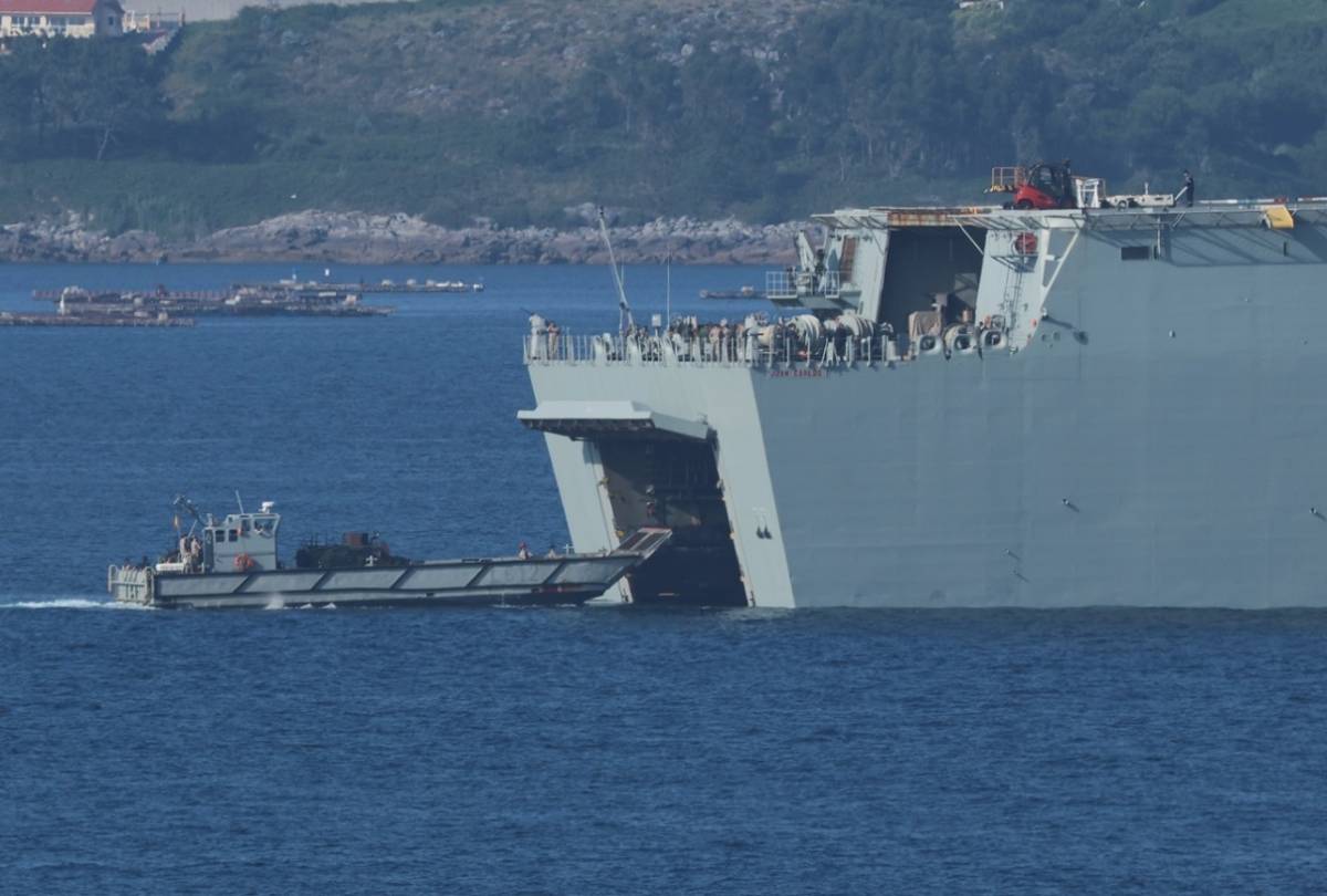 Detalle de la entrada de una LCM-1E en el dique inundable del LHD �Juan Carlos I�.