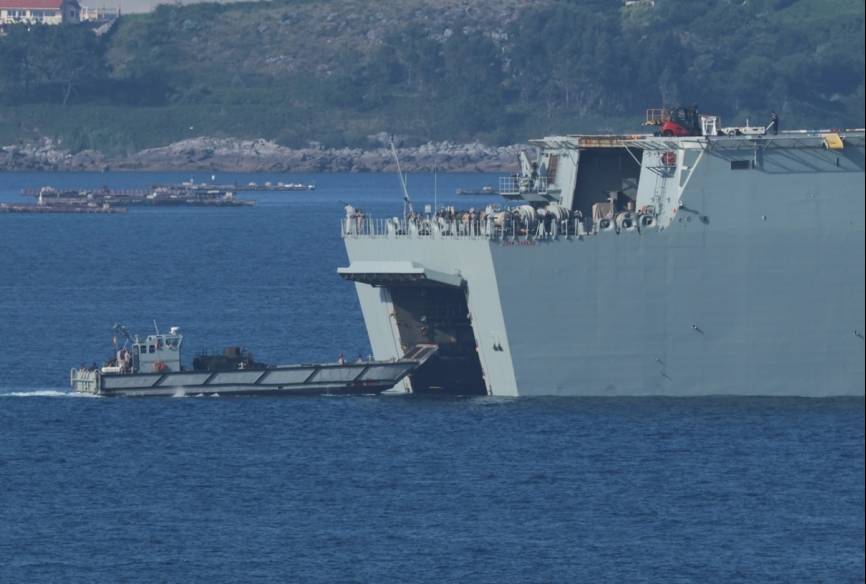 Detalle de la entrada de una LCM-1E en el dique inundable del LHD “Juan Carlos I”.