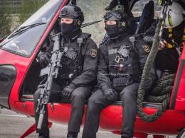 Uno de los agentes del GIE fallecidos, a la derecha de la foto, antes de ejecutar una pr�ctica de fast rope desde un helic�ptero en el a�o 2021. (foto: Esteban Maiza)
