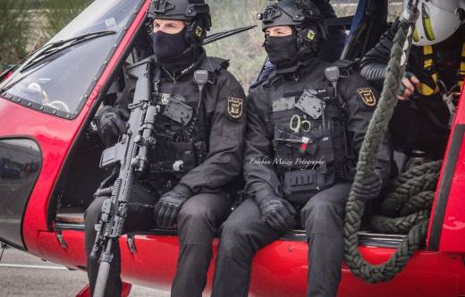 Uno de los agentes del GIE fallecidos, a la derecha de la foto, antes de ejecutar una pr�ctica de fast rope desde un helic�ptero en el a�o 2021. (foto: Esteban Maiza)