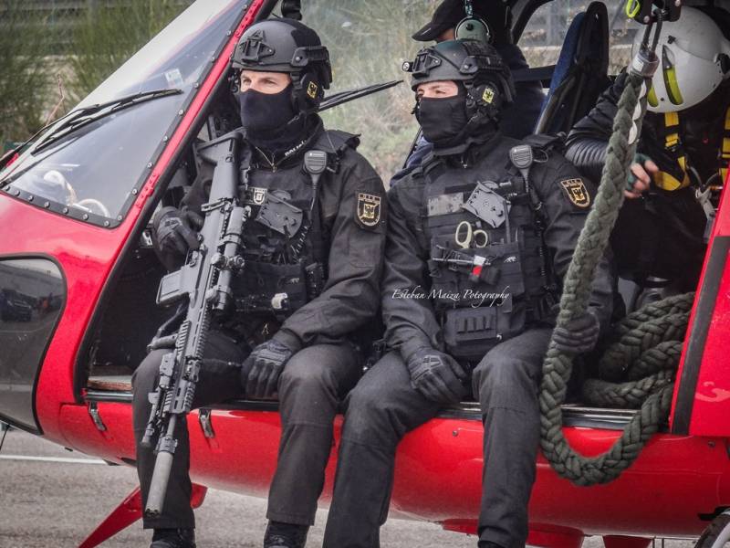 Uno de los agentes del GIE fallecidos, a la derecha de la foto, antes de ejecutar una pr�ctica de fast rope desde un helic�ptero en el a�o 2021. (foto: Esteban Maiza)