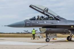 Los aviadores y  especialistas nacionales realizan exigentes entrenamientos.