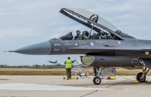 Los aviadores y  especialistas nacionales realizan exigentes entrenamientos.