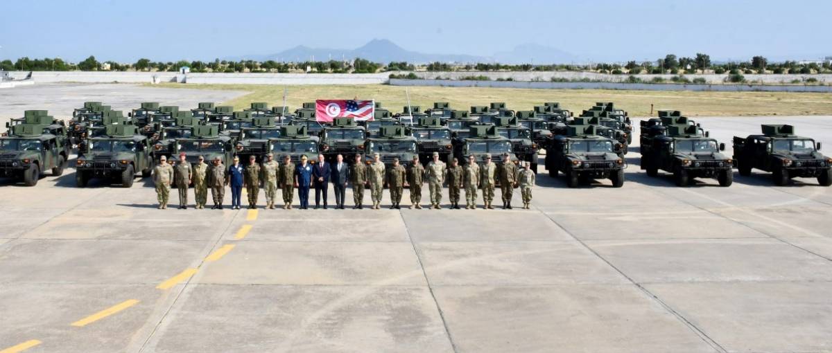 Entrega de 48 veh�culos blindados HMMWV al Ej�rcito tunecino en una ceremonia celebrada en la base militar de El Aouina en T�nez - U.S. Embassy Tunis.