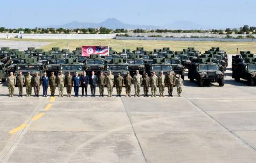 Entrega de 48 veh�culos blindados HMMWV al Ej�rcito tunecino en una ceremonia celebrada en la base militar de El Aouina en T�nez - U.S. Embassy Tunis.
