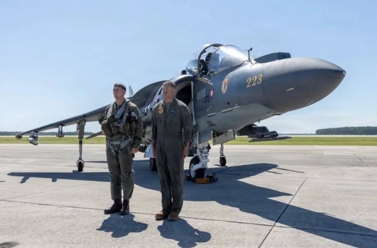 El teniente coronel (USMC) John B. "Trapper" Cumbie comandante del Escuadr�n de Ataque 223, y  el cabo (USMC) Myles J. Howard al frente a un AV-8B Harrier II del VFA-223 durante la Sundown Ceremony. (Cr�ditos: USMC)