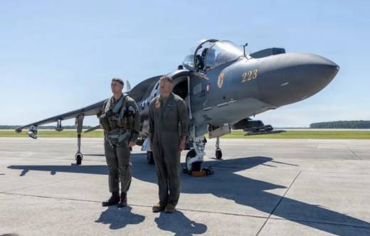 El teniente coronel (USMC) John B. "Trapper" Cumbie comandante del Escuadr�n de Ataque 223, y  el cabo (USMC) Myles J. Howard al frente a un AV-8B Harrier II del VFA-223 durante la Sundown Ceremony. (Cr�ditos: USMC)