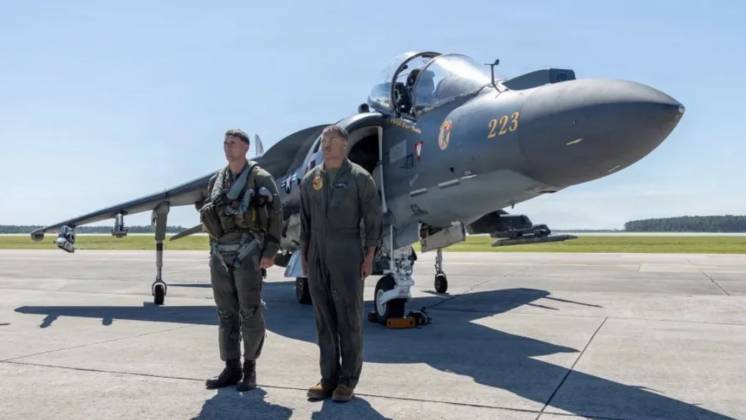 El teniente coronel (USMC) John B. "Trapper" Cumbie comandante del Escuadr�n de Ataque 223, y  el cabo (USMC) Myles J. Howard al frente a un AV-8B Harrier II del VFA-223 durante la Sundown Ceremony. (Cr�ditos: USMC)