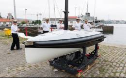 Miembros del ESENGRA junto al nuevo el USV MIST. (foto Armada)