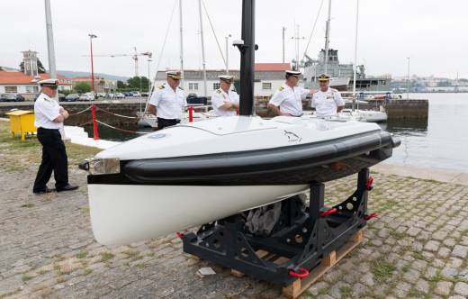 Miembros del ESENGRA junto al nuevo el USV MIST. (foto Armada)