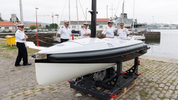 Miembros del ESENGRA junto al nuevo el USV MIST. (foto Armada)