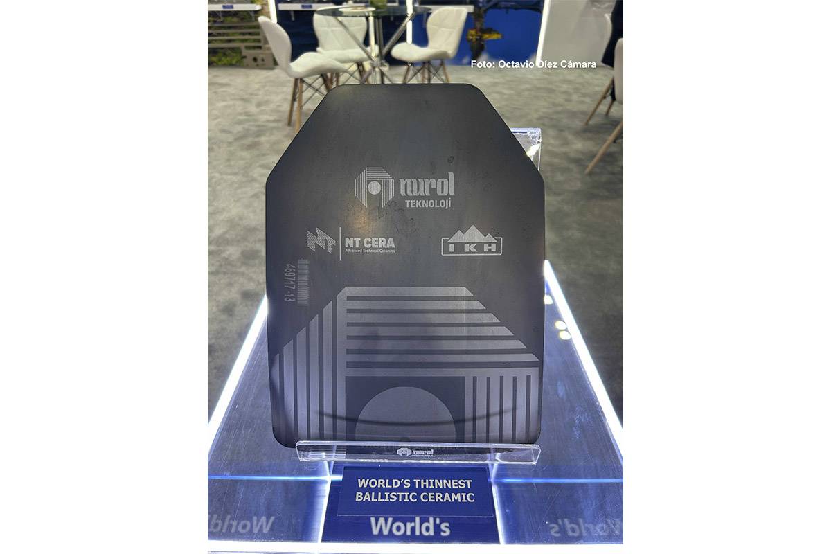 La compañía NT CERA Advanced Technical Ceramics, una División de la turca Nurol Tecnology, presenta la placa torácica más fina del mercado. (Octavio Díez Cámara) La compañía NT CERA Advanced Technical Ceramics, una División de la turca Nurol Tecnology, presenta la placa torácica más fina del mercado. (Octavio Díez Cámara)
