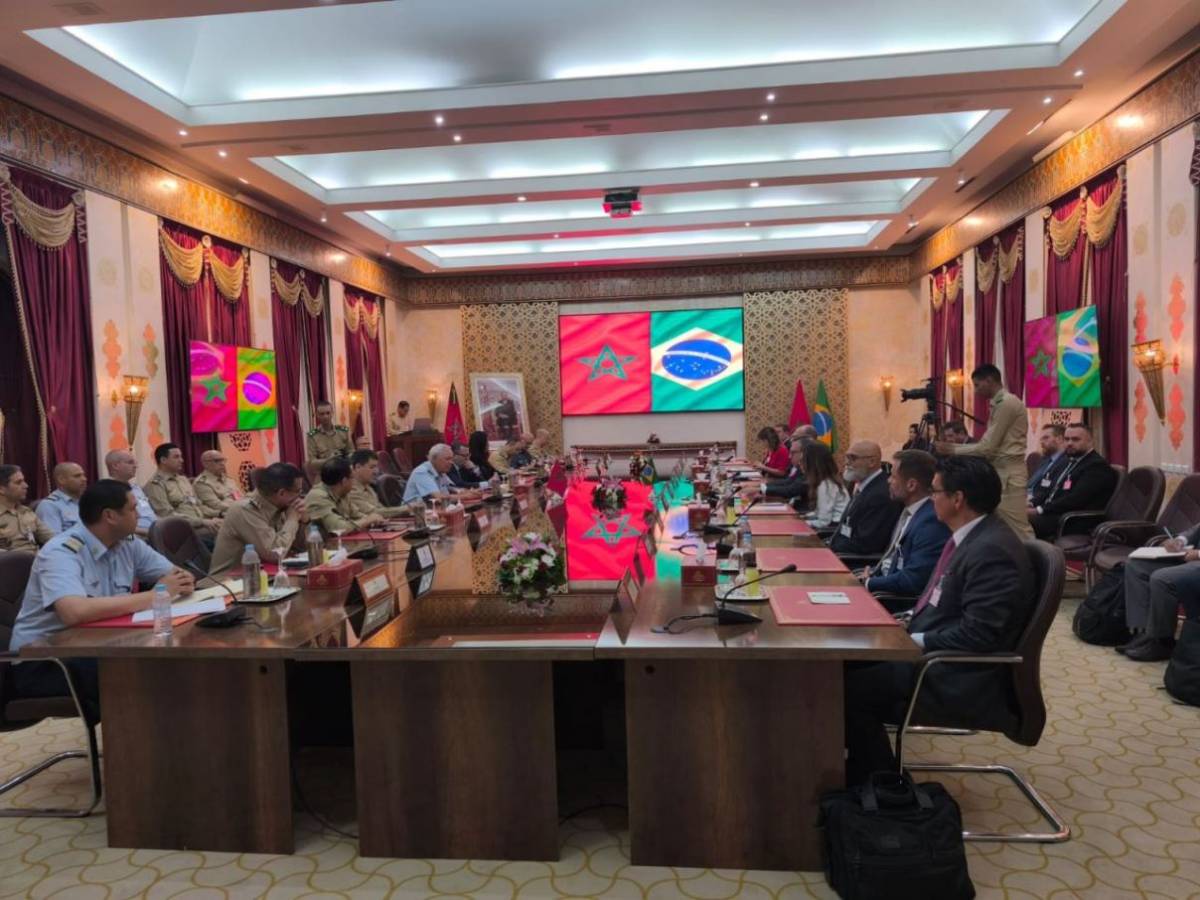 Encuentro de delegaciones del Ministerio de Defensa brasileño y una selección de sus empresas de defensa con oficiales del ejército marroquí en el Club de Oficiales. Encuentro de delegaciones del Ministerio de Defensa brasileño y una selección de sus empresas de defensa con oficiales del ejército marroquí en el Club de Oficiales.