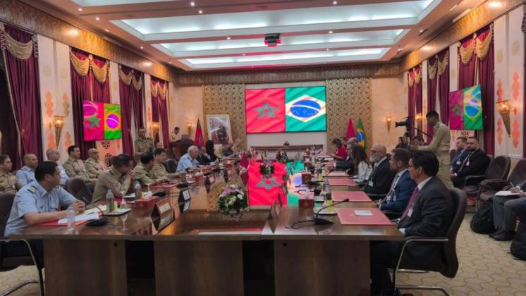 Encuentro de delegaciones del Ministerio de Defensa brasile�o y una selecci�n de sus empresas de defensa con oficiales del ej�rcito marroqu� en el Club de Oficiales.