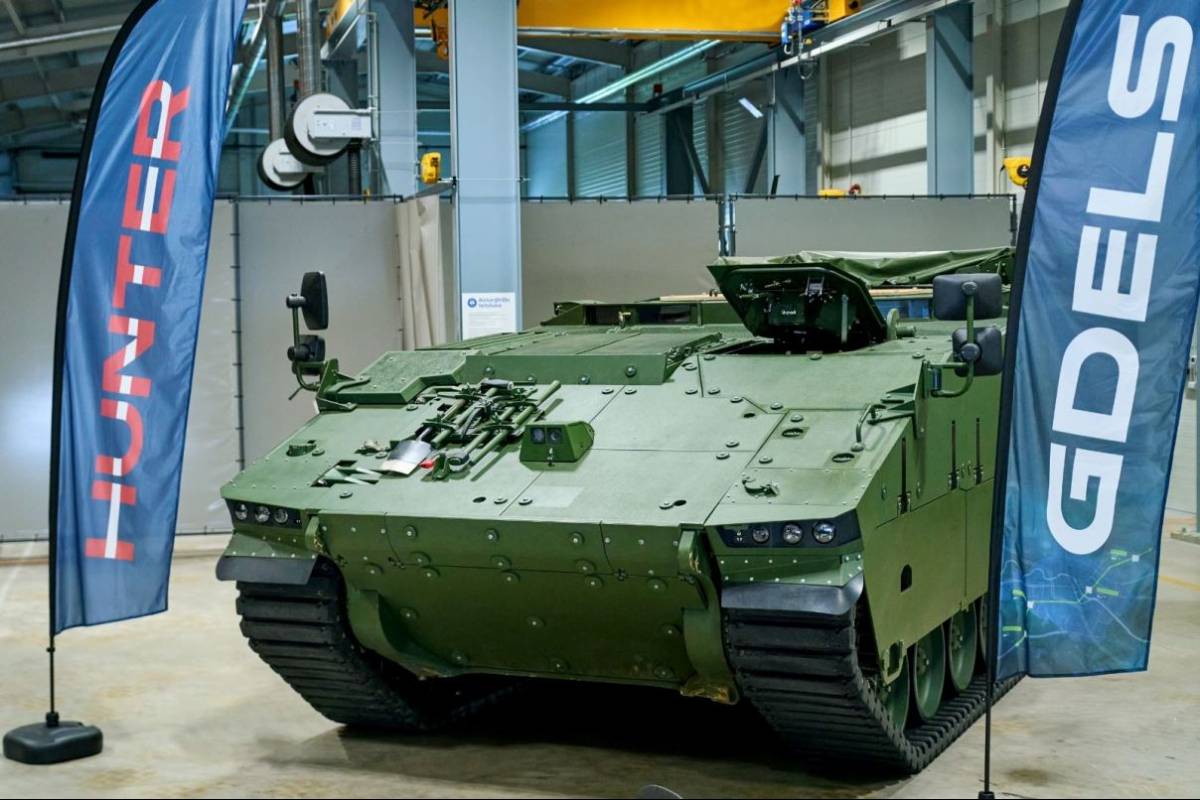 Las Fuerzas Armadas de Letonia reciben la primera unidad de los 84 Hunter encargados a la empresa española solo un año despues de la firma del contrato. Las Fuerzas Armadas de Letonia reciben la primera unidad de los 84 Hunter encargados a la empresa española solo un año despues de la firma del contrato.