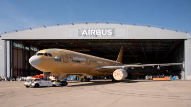 Salida de la planta de Airbus en Getafe del primer A330-200 MRTT destinado a Canad�. (foto Airbus DS)