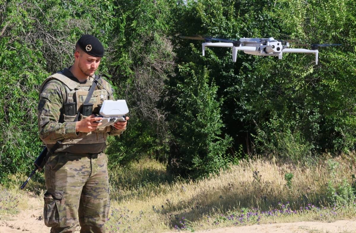 El nuevo Skydio X10D manejado por un soldado de la BRI XII. (foto Julio Ma�z)