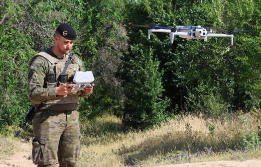 El nuevo Skydio X10D manejado por un soldado de la BRI XII. (foto Julio Ma�z)