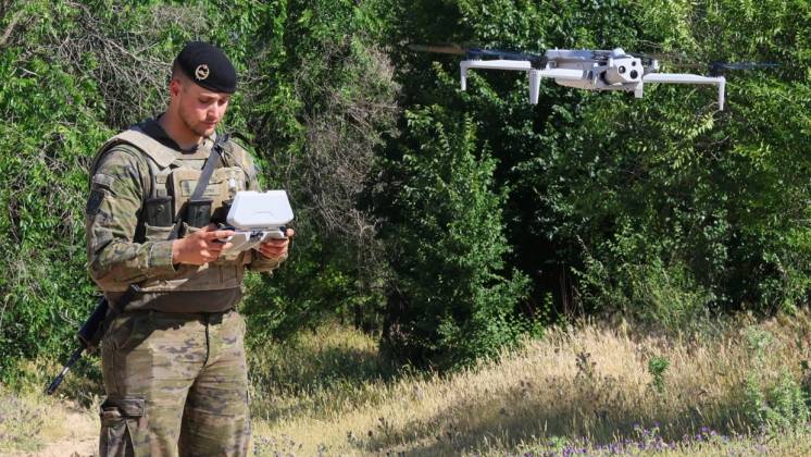 El nuevo Skydio X10D manejado por un soldado de la BRI XII. (foto Julio Ma�z)