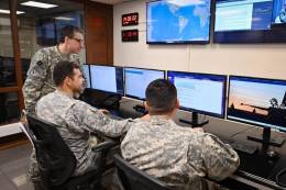 Funcionarios FACh en el Centro Control de Misiones Chile (CHMCC)